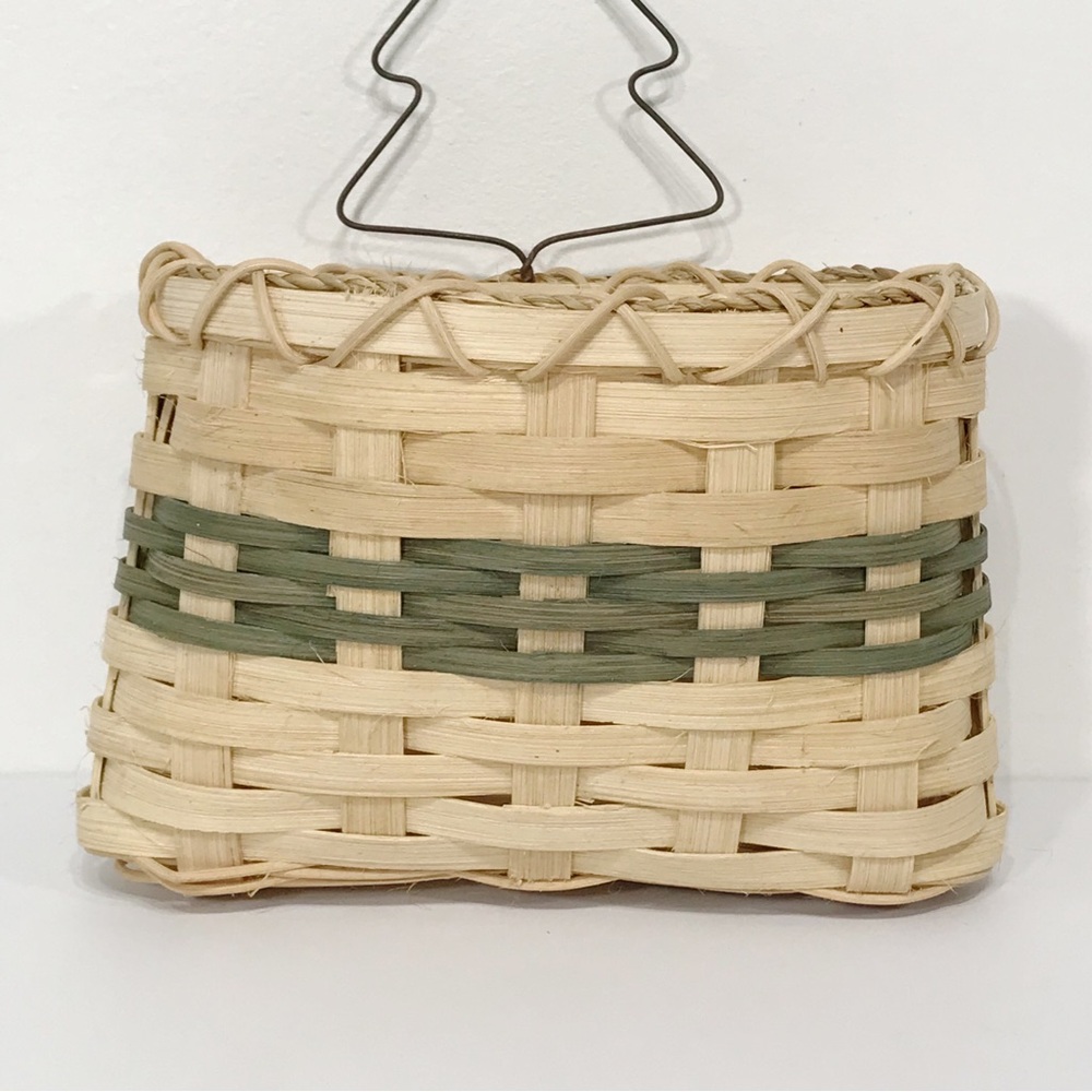 Vintage Signed Folk Art Wall Hanging Pocket Woven Wicker Basket Christmas Tree - Picture 8 of 15